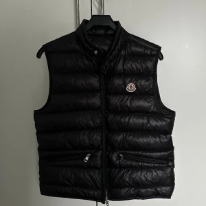 Moncler Gui Gilet - Säljer nu denna fräscha moncler väst för att den inte passar längre. Storlek 3/L men passar S/M då den är liten i storleken! Nypris: 8 399kr