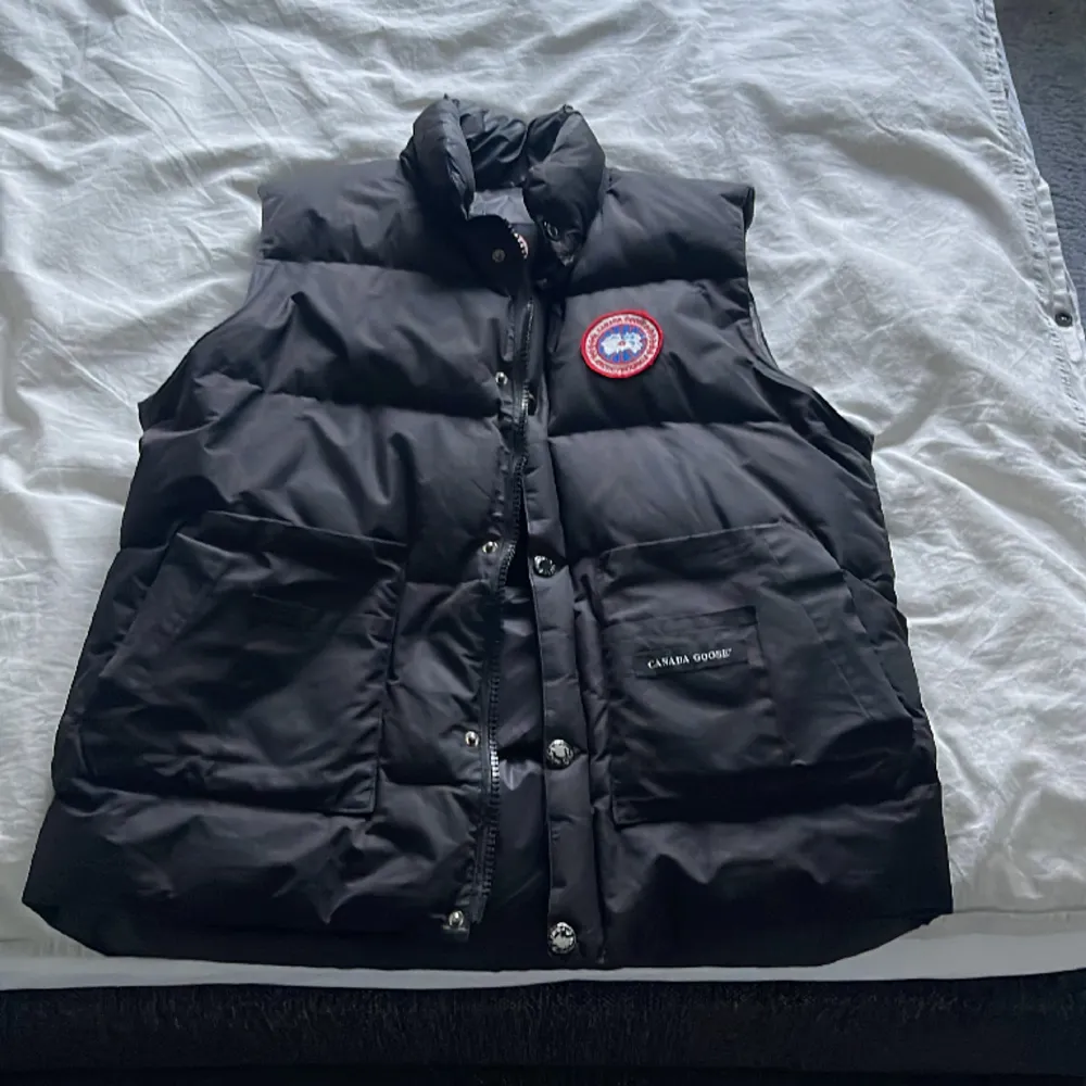 Säljer då min Canada goose väst för jag inte använder den längre, har tagit väl hand om den inga skador eller så på den. Har slarvat bort kvittot Därför säljer jag den billigt  Storlek S skick 9/10 Köpt på careofcarl  Priset kan diskuteras! . Jackor.