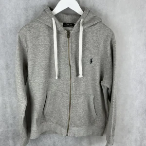 Polo Ralph lauren zip  - Hej säljer nu min polo Ralph lauren tröja då den börjar bli för liten. 