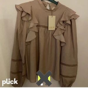 NeoNoir liknande blus💘 - Säljer denna NeoNoir liknande blus som jag köpte här på Plick som jag tyvärr inte fått användning av!💘hör gärna av dig vid frågor och funderingar eller vid behov av fler bilder💘(bilden är från den tidigare säljaren)