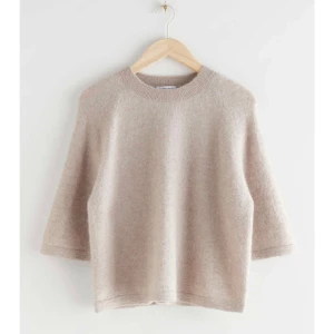 & Other stories tröja - Stickad tröja från other stories i storlek S. Ganska bra skick 400kr + frakt. Det är samma tröja som första bilden fast i en annan färg som inte säljs längre💓