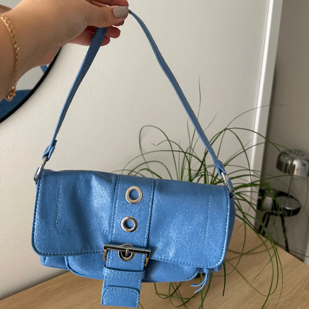 En så fin blå väska med spänne knappt använd!. Accessoarer.
