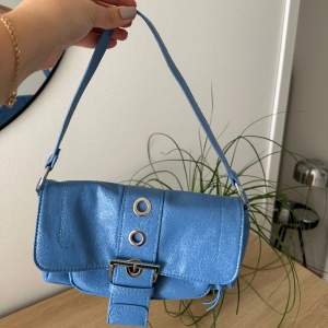 En så fin blå väska med spänne knappt använd!