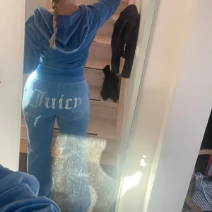 Juicy couture  - Säljer mitt blå sommriga juicy sett, byxor med diamanter på rumpan och utan på koftan. Koftan storlek S, byxor i XS💙 Båda delarna är i super bra skick, 🩵OBS byxorna är uppsydda så att det passar dig som är 165 cm.🩵 Nypris 2400 kr
