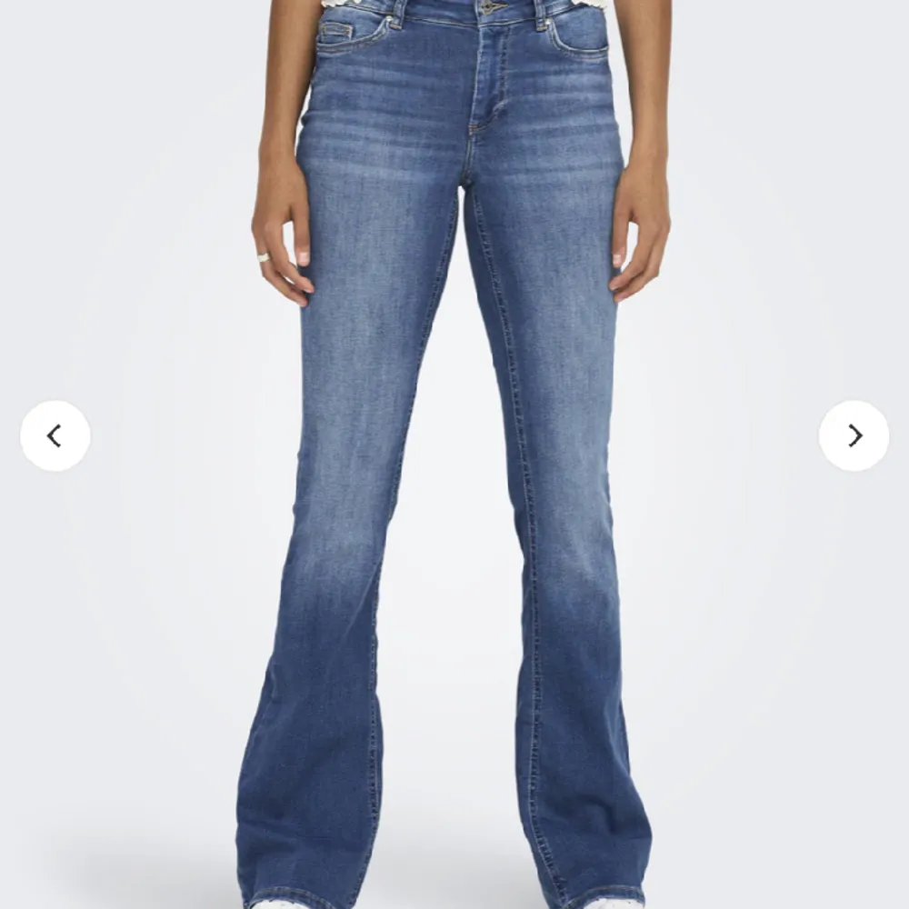Säljer mina utsvängda only jeans som är knappt använda, inköpta i november. De är lite för korta på mig så därför säljer jag dom. Om du vill ha bilder på är de bara att skriva ❤️. Jeans & Byxor.