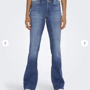 Säljer mina utsvängda only jeans som är knappt använda, inköpta i november. De är lite för korta på mig så därför säljer jag dom. Om du vill ha bilder på är de bara att skriva ❤️