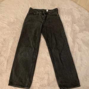 Säljer dessa svarta baggy low waist jeans från H&M. De är använda några gånger. De är i storlek 36. 