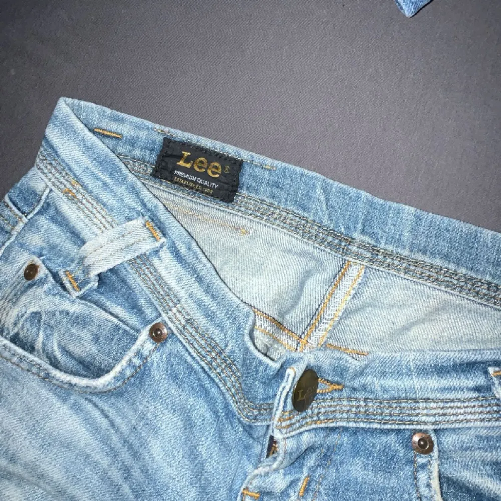 Säljer dessa jeans då de inte passar mig. Jag bär vanligtvis storlek 38 och jag skulle säga att dessa passar 34-36. lågmidjade . Jeans & Byxor.