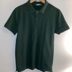 JLindeberg pike  - Säljer en J.Lindeberg piké. Inga skador 8/10 skick. Ord pris 900kr. Skriv privat för fler bilder eller frågor  