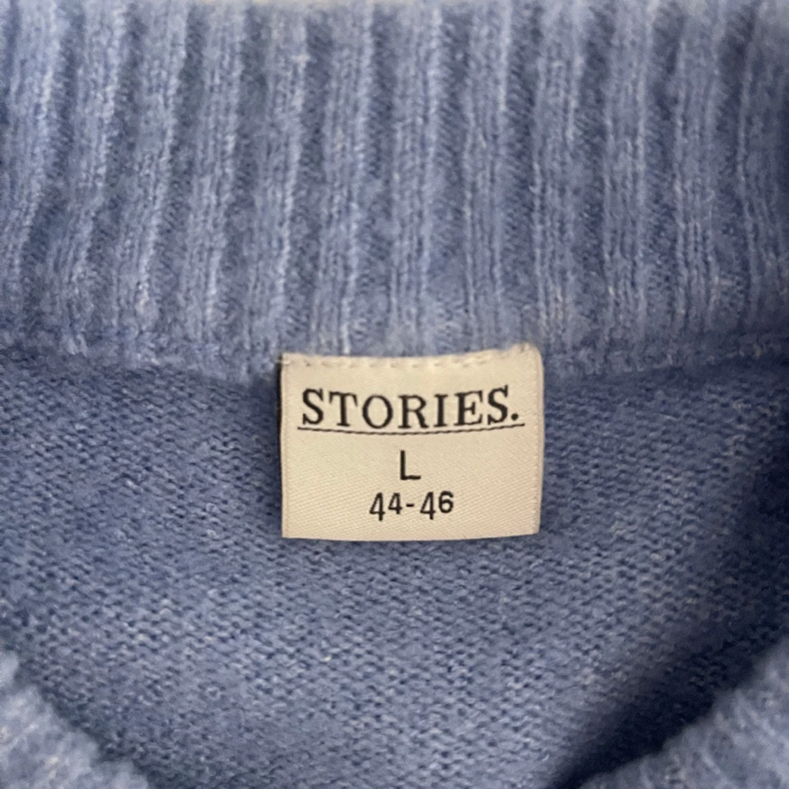 Blå stickad tröja med veck i axeln - 90