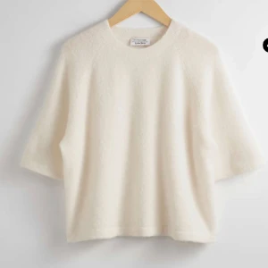 & other stories stickad T-shirt - Säljer denna populära stickade T-shirten från & other stories. Helt ny med prislapp kvar. Säljer då jag ej fått användning av den. Säljer även likadan i beige. Säljer den billigt och vill även då att köpet ska gå smidigt 😊💓 