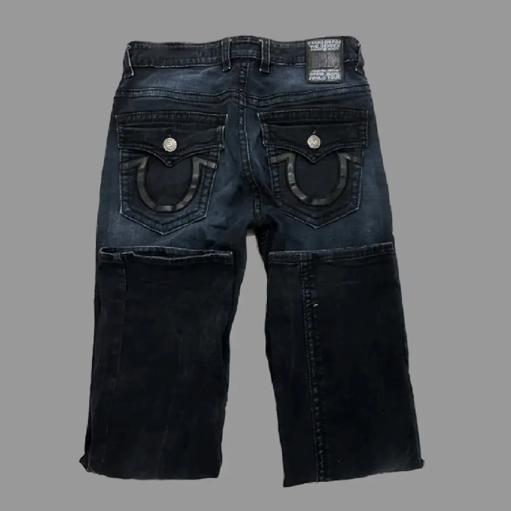 Skitsnygga true religions med stora/låga backfickor! strl 32 midjemåttet: 42cm innerbenslängd: 80cm! . Jeans & Byxor.