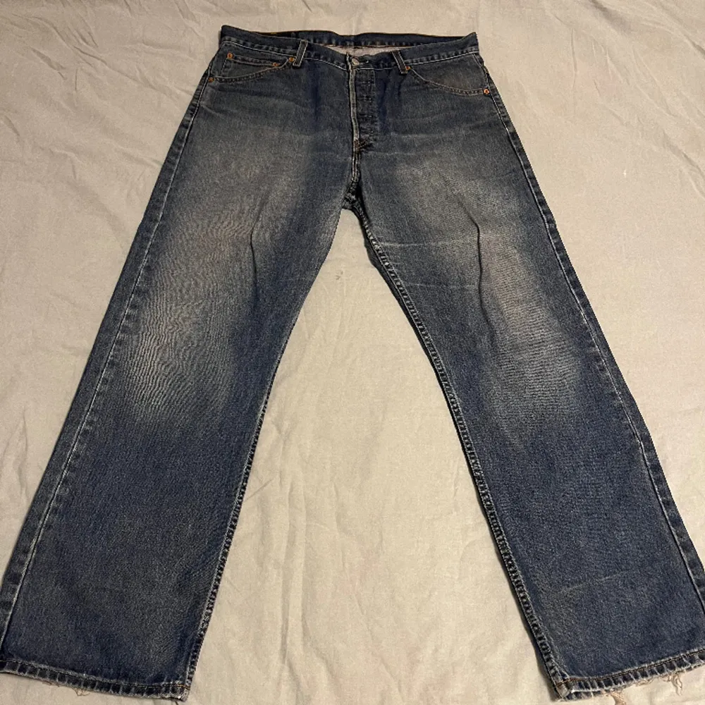 Säljer ett par feta vintage levis jeans. Dom är raka och påminner mycket om 501.. Jeans & Byxor.