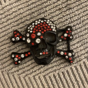 Bältesspänne  - Döskalle bältspänne med rhinstones, aldrig använt nyskick, gjort av metall, pris kan diskuteras 