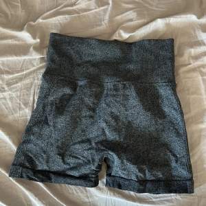 Snygga gym shorts med skrunch där bak 🤩 aldrig använda! Tryck på köp nu! 💕  väldigt stretchiga så passar från S till M 