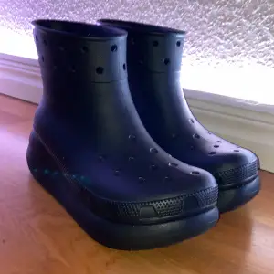 big black boots som liknar balenciaga versionen. köpt på ssense, lite använda men de är gummiskor så de är lätta o tvätta. Passar om du har 44.5 som mig