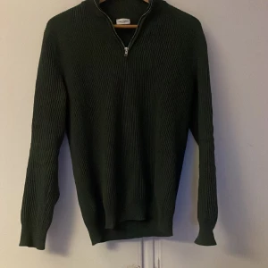 John Henric half zip - John Henric half zip i strl S men sitter som S/XS. Säljer den då den blivit lite för kort. Vid köp av denna och min andra halfzip kan man få rabatt. Skick 8,5/10. Pris kan diskuteras 