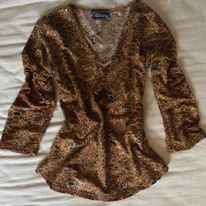 säljer min leopard tröja som är köpt second hand💕