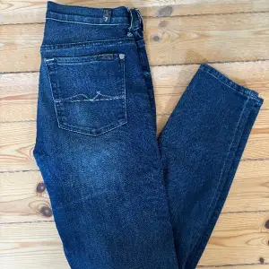 Smala jeans från 7 for all mankind.  Blå tvätt, storlek 30 (stretchiga) och med silvriga detaljer.   Sparsamt använda och därmed fint skick!
