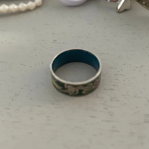 Ring - Unik ring med fina detaljer av blommor och fåglar 