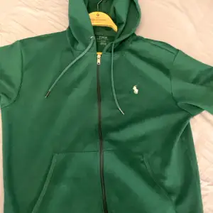 Ralph lauren zip i storlek M, Fint skick men för stor för mig. Skriv för fler frågor eller bilder