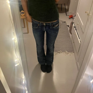 Lågmidjade bootcut jeans  - Lågmidjade bootcut jeans. Midjemått 37cm, innerbenslängd 70cm. Tryck på köp nu för att köpa❤️‍🔥