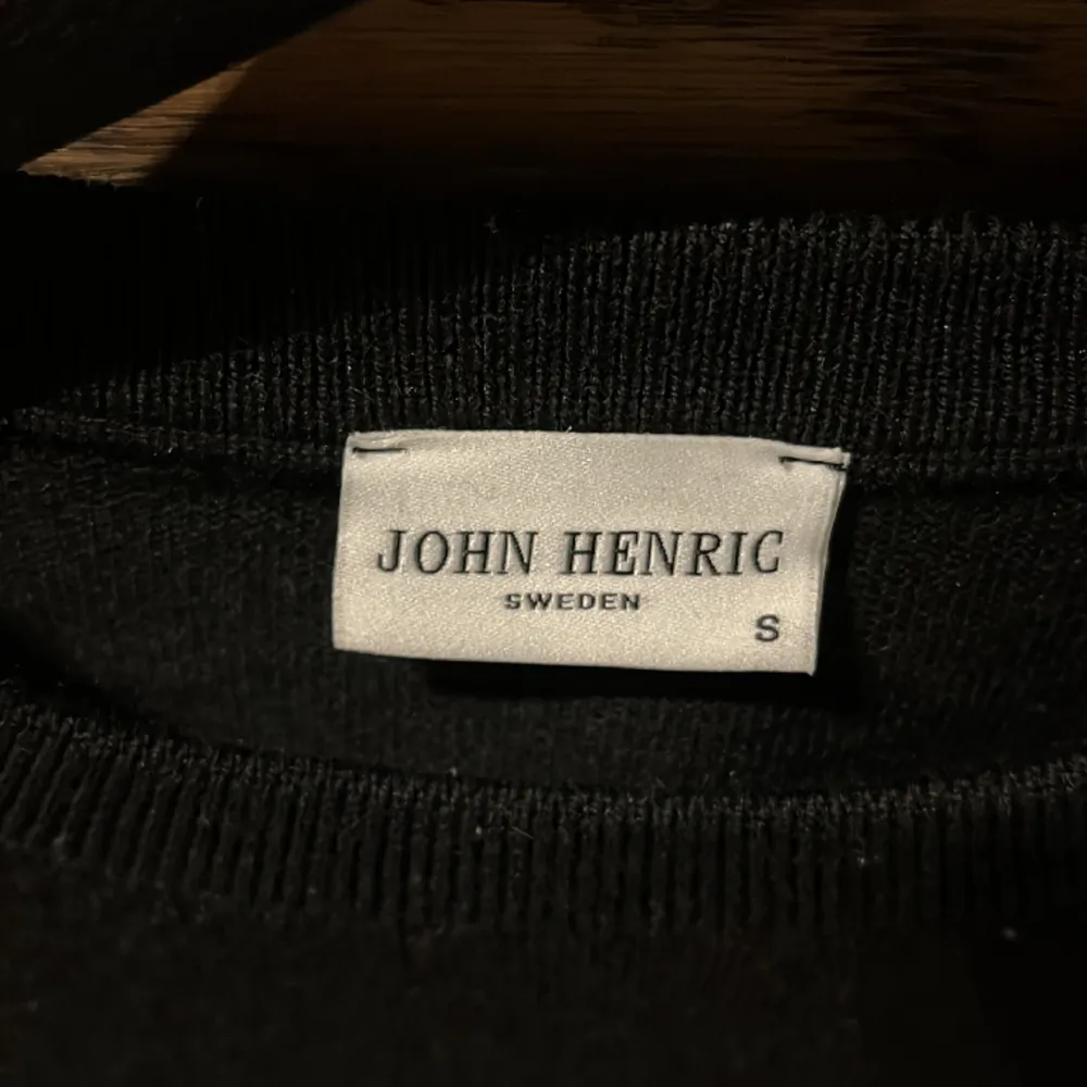 Säljer nu min John Henric merinoull tröja i storlek s. Använd 1 gång fick den i jul. . Tröjor & Koftor.