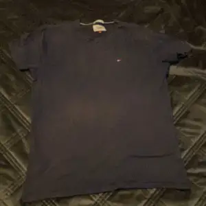 En blå tommy Hilfiger T-shirt i storlek small