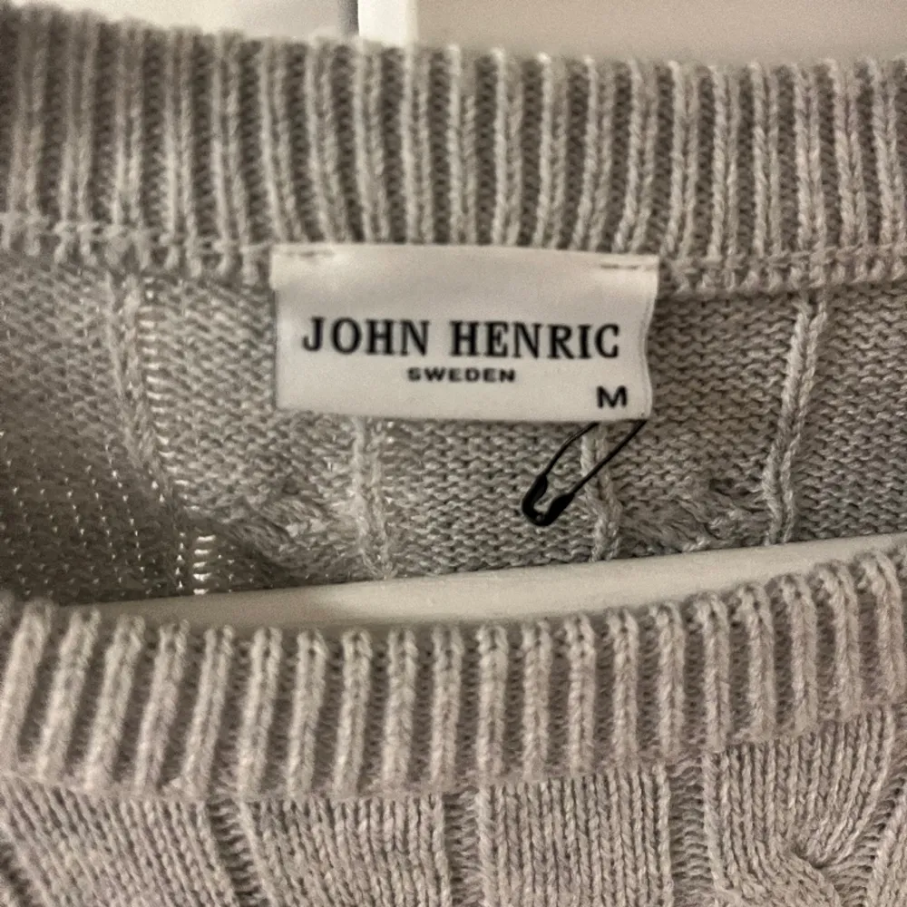 Säljer denna riktning snygga gråa sweatshirt från John Henric / Riktigt bra skick då den knappt är använd / Storlek M / Om du har funderingar är det bara att hör av dig🙌😊. Tröjor & Koftor.