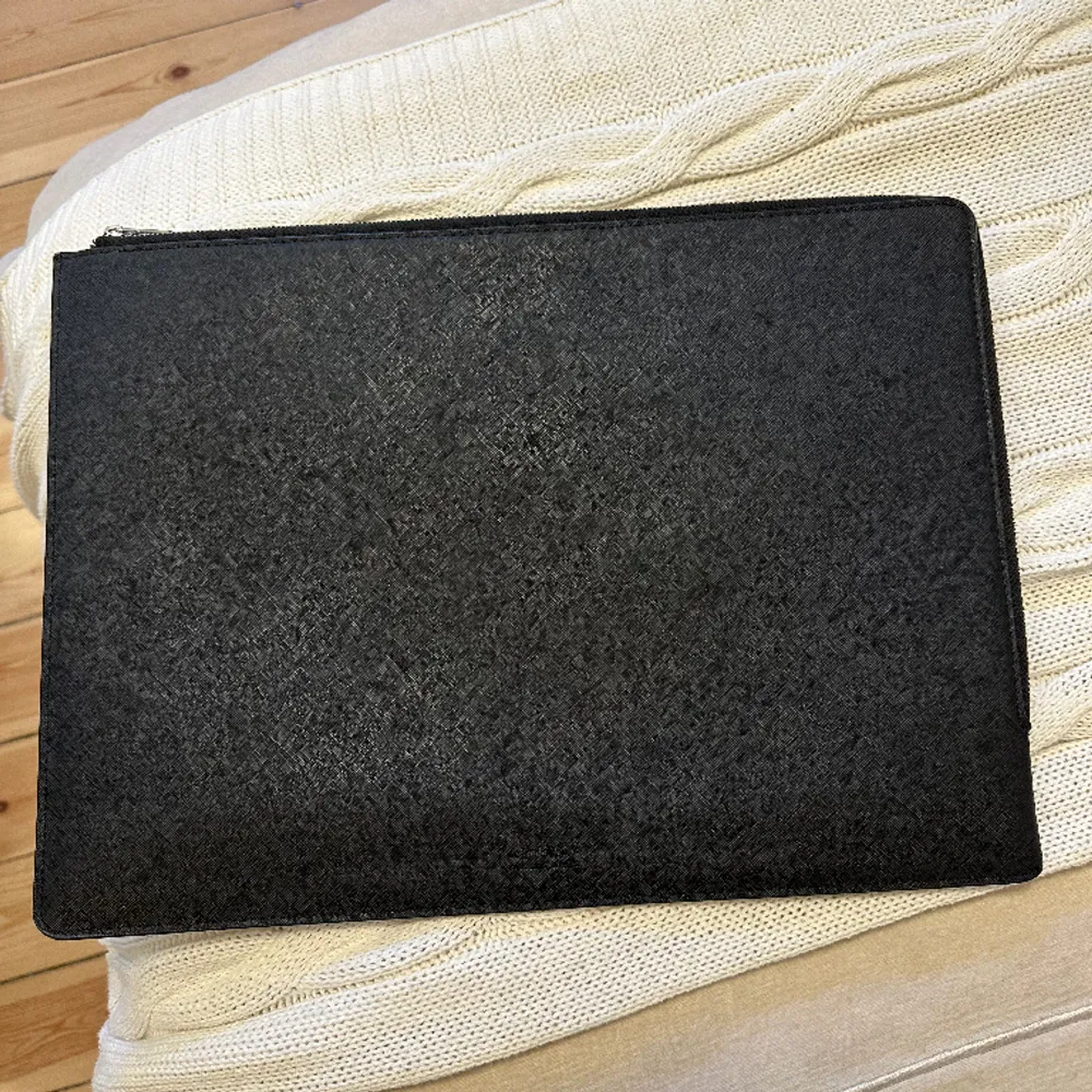 Säljer ett knappt använt laptopfodral från Holdit  Färg: svart  Storlek: 16”. Accessoarer.