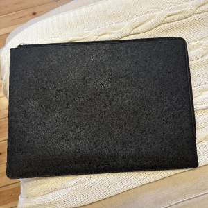 Säljer ett knappt använt laptopfodral från Holdit  Färg: svart  Storlek: 16”