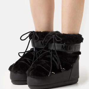 Moonboots faux fur - Säljer mina moonboots med päls inköpta förra vintern. Använda väldigt sparsamt några enstaka gånger i snön. Storlek 35-38, nypris runt 3000