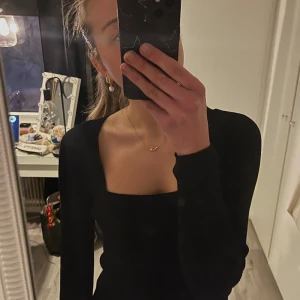 Svart ribbad tröja✨ - Svart ribbad tight tröja med fyrkantig urringning. Använd fåtal gånger. Skick som ny. Har du frågor eller vill ha fler bilder, tveka inte att höra av dig☺️