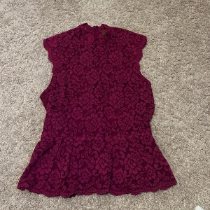 Spetsblus - Säljer denna snygga kortärmade blusen ifrån H&M. Den är i nyskick, skriv för fler bilder💖
