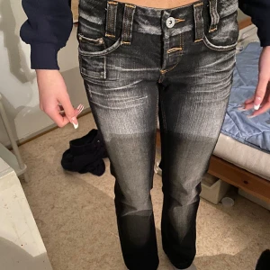 Vero moda flare lågmidjade jeans - Använde min vän som modell för att sälja de  på plick. Hon är storlek 26. Passar 34-36 Inga defekter. Säljs vid bra pris, om det blir stor efterfrågan går jag för den som budar högst💘tryck inte på köp nu förens du har fått plagget