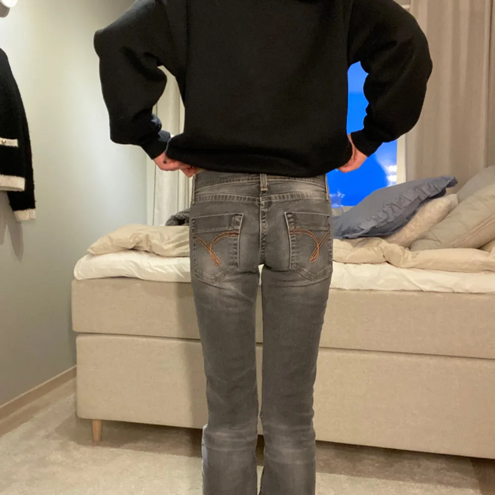 Jättefina gråa vintage jeans, använda fåtal gånger. Men sitter tyvärr inte så bra på mig💕skulle säga att de passar 32-36. Jeans & Byxor.