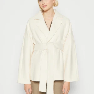 Kort kappa Gina tricot - Säljer min vit/biega korta kappa från Gina tricot som är i storlek XS, men passar även mig som bär S. Kappan är i väldigt bra skick och är slutsåld överallt. Skriv privat för fler bilder❤️😍