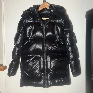 Mackage jacka  - Helt oanvänd Mackage jacka🖤 Storlek : 14 år Nypris : 7100 kr  Säljer : 3000 kr  Kom privat för fler bilder!💕