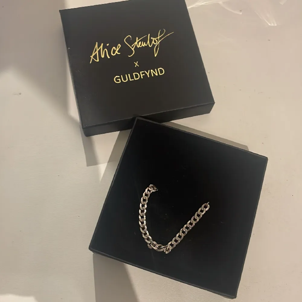 Så fint armband i silver från Alice Stenlöfs kollektion med Guldfynd. Använd fåtal gånger. Öppen för prisförslag och kan även sänka priset🥰. Accessoarer.