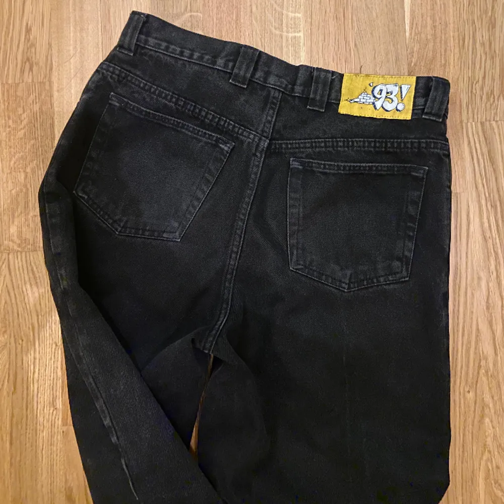 Svarta 93 Denim jeans från Polar Skate Co.  Det finns slitage på baksidan vid fötterna. . Jeans & Byxor.