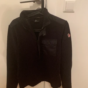 Moncler fleece  Storlek M - En moncler greenoble fleece cardigan som är riktigt skön nu till våren👍🏼 Nypris ligger på cirka 6500