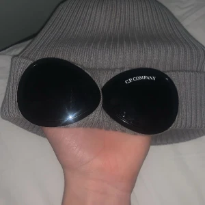 CP Company mössa  - Tjena, jag säljer min riktigt feta cp company mössa i färgen grå. Storlek är one size. Mössan är fel fri helt enkelt och det är ett riktigt bra pris för mössan.   Skicket är 9/10  Priset går självklart att diskuteras 🤲
