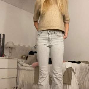 Gråa jeans med lite bootcut. Super fina men kommer aldrig till användning så inga slitningar😍är i barn storlek i M men sitter som 34