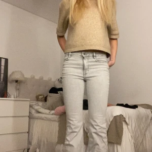 Grå jeans - Gråa jeans med lite bootcut. Super fina men kommer aldrig till användning så inga slitningar😍är i barn storlek i M men sitter som 34