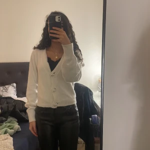 Stickad tröja - Stickad vit tröja med knappar, kommer inte till användning 