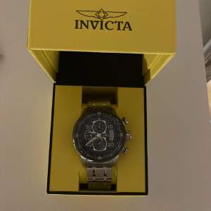 Skitsnygg klocka från märket invictia  Box medföljer i köpet