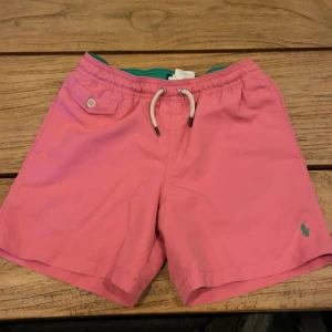 Ralph lauren badbyxor  - Säljer dessa badbyxor då de inte passar mig längre! Använda ungefär 7 gånger men annars ny kvalite!