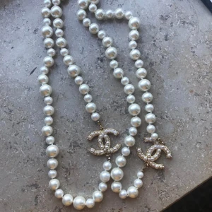 Chanel halsband - Säljer nu detta chanel pärlhalsband. Det är en VIP gåva från chanel till speciella kunder. Därav finns detta ej att köpa online. Kommer med förpackning. Skriv privat för fler bilder😊💖