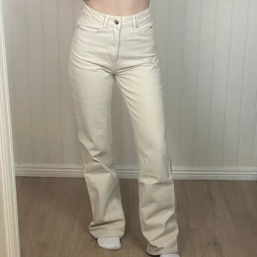 Fina beigea jeans från H&M i storlek 34. Använda men fortfarande i bra skick. 🎀. Jeans & Byxor.