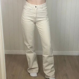 Jeans - Fina beigea jeans från H&M i storlek 34. Använda men fortfarande i bra skick. 🎀
